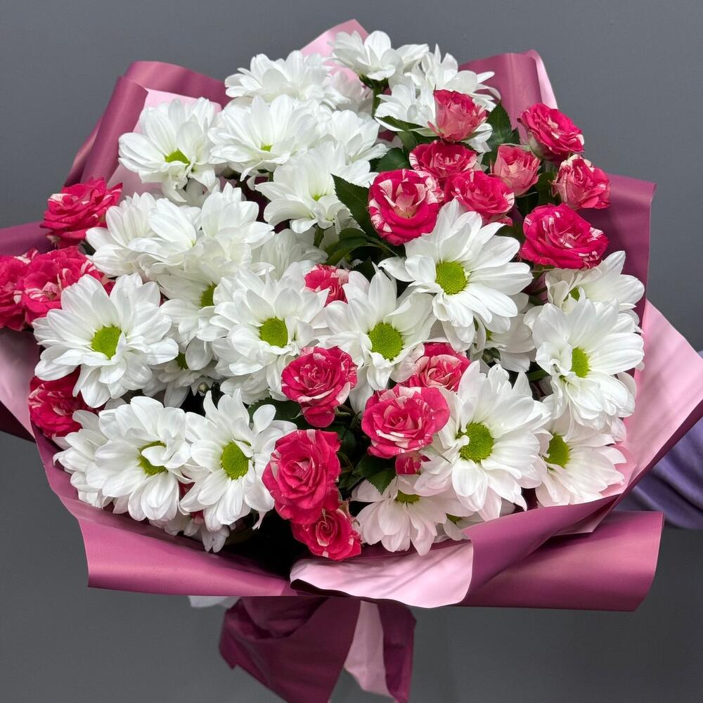https://content2.flowwow-images.com/data/flowers/1000x1000/94/1718901850_95568194.jpg